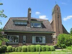 Ensemble met de pastorie, de pastorie nog voor de kleurrestauratie
<br/>
Gert-Jan Lobbes, 2017